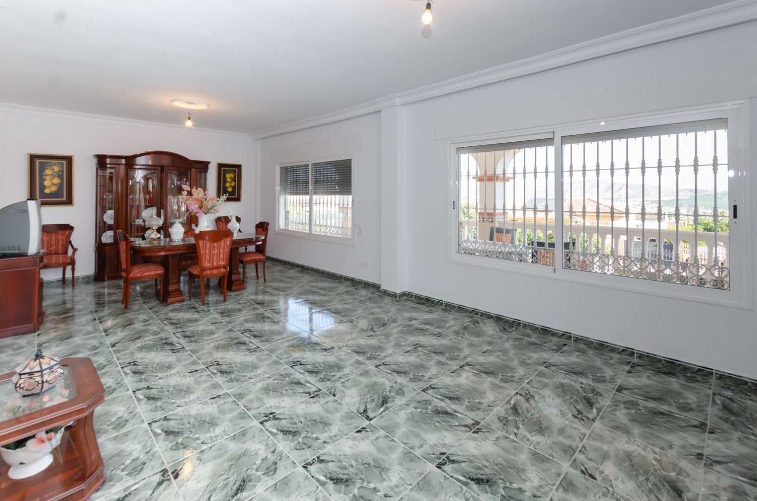 Villa independiente en venta   en  Pinos de Alhaurín-Málaga.