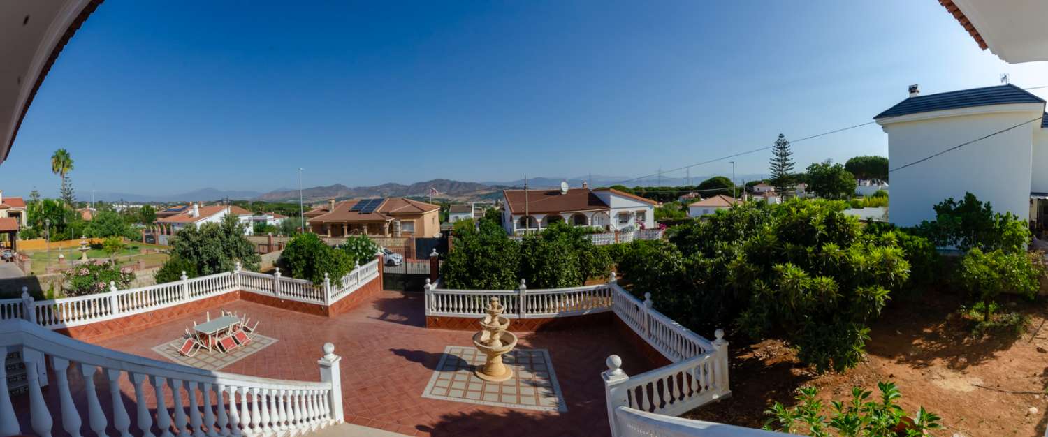 Villa independiente en venta   en  Pinos de Alhaurín-Málaga.