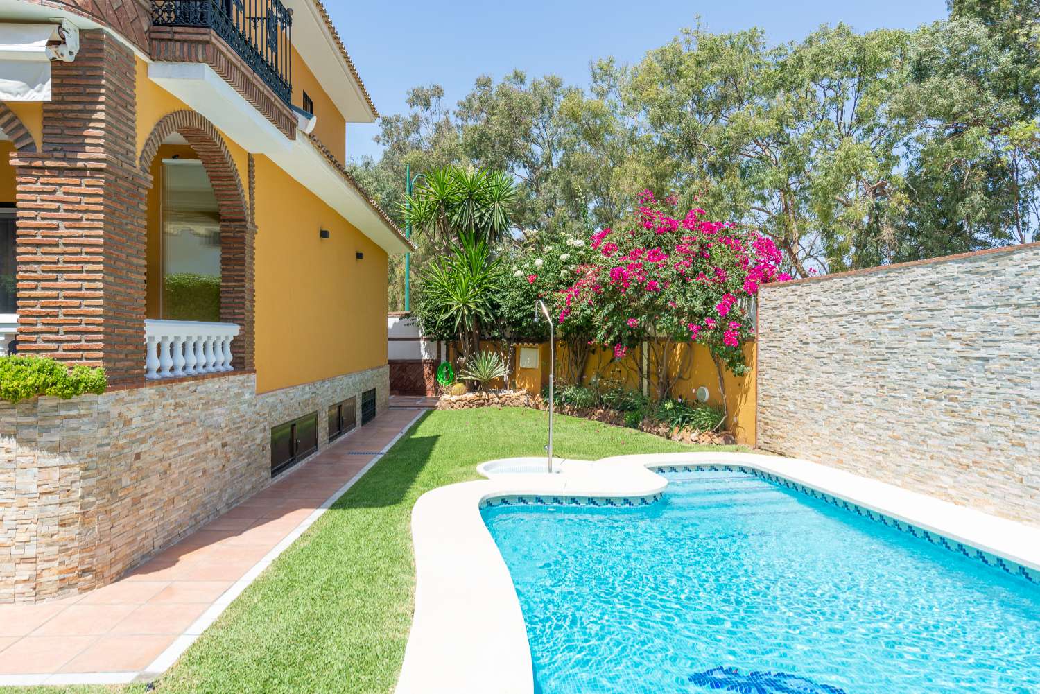 Vrijstaande villa te koop in Guadalmar-Malaga