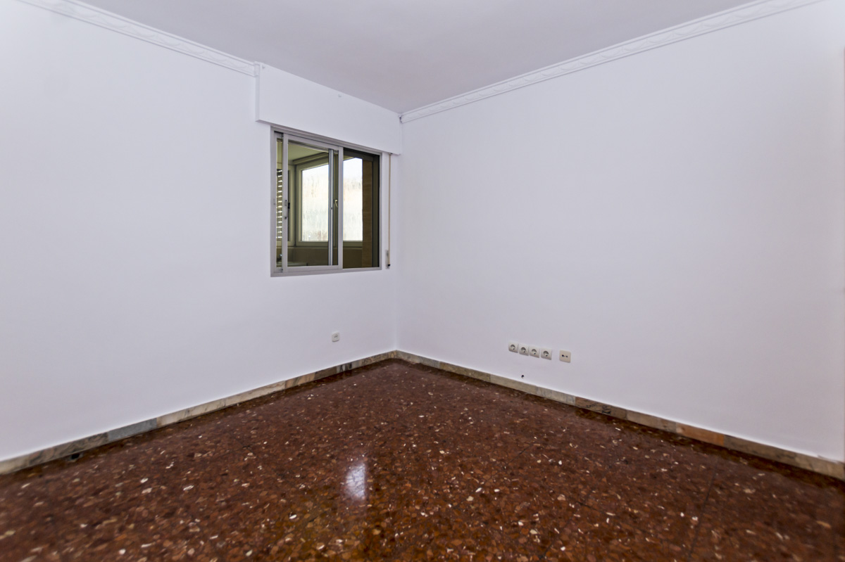 Spacious 4-bedroom apartment for sale in Santa Cristina-Málaga